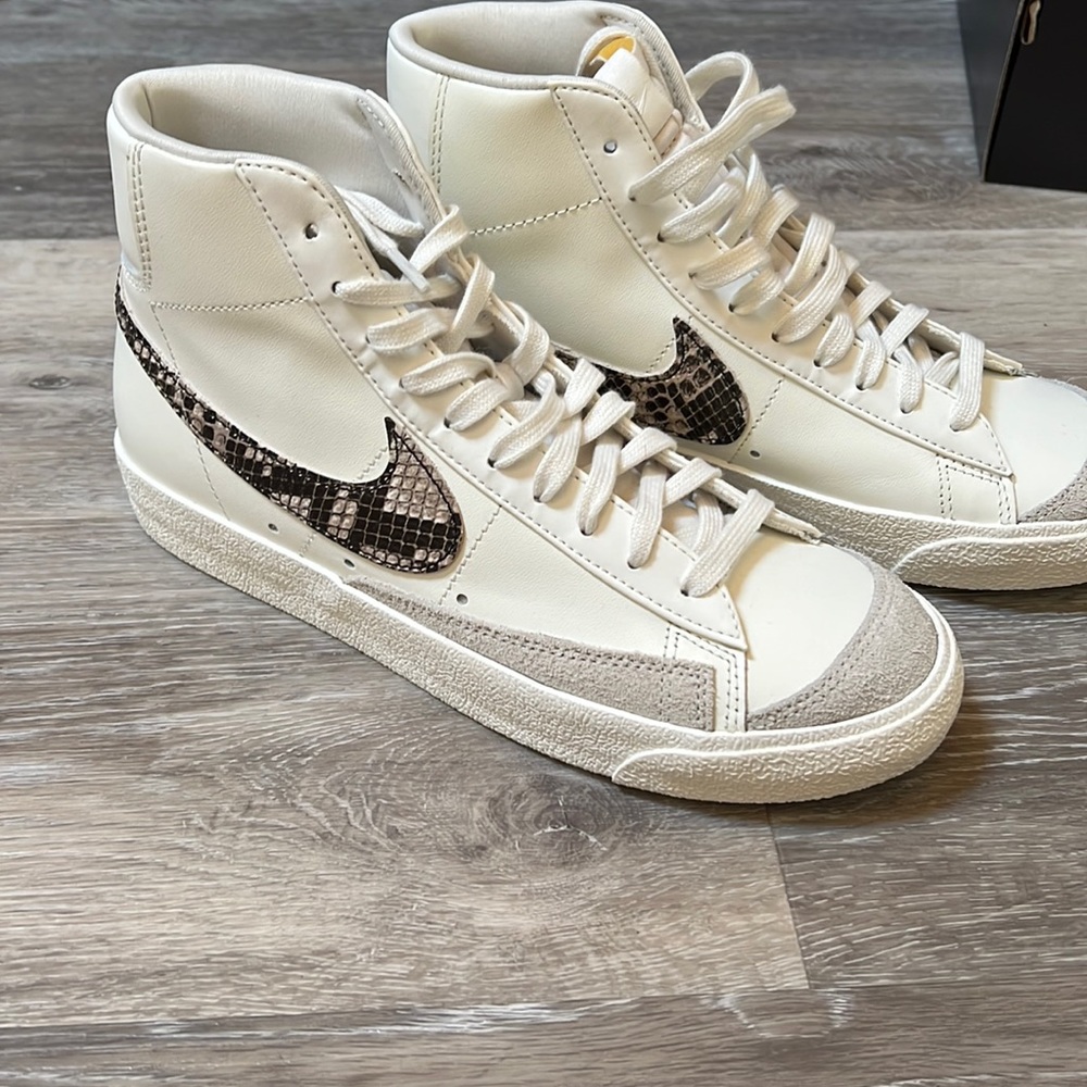 Womens blazer mid ‘77 size 8.5 snake skin sneakers